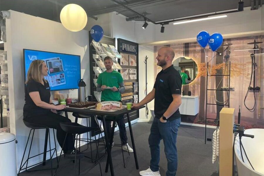 På bildet ser vi:  Økonomi- og markedssjef, Stine Oksholen, rørlegger Tore Rylandsholm og prosjektleder Øyvind Våge i Husevåg Rør AS i Måløy er kjempefornøyde med den nye butikken.