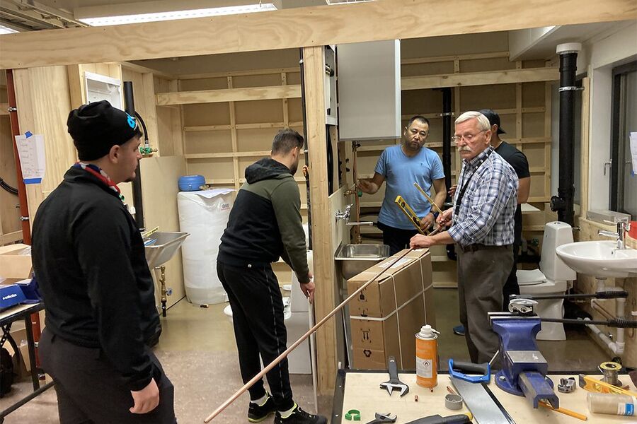 Her ser vi Anders Larmerud er i gang med å lære studentene på K2 å bøye rør. 