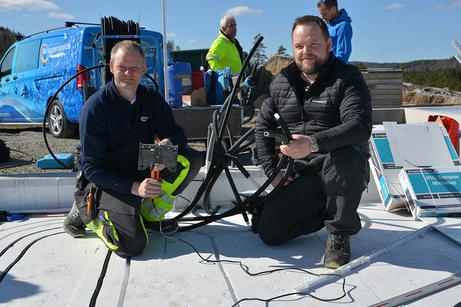 Her viser rørleggermester Asbjørn Rugnes i Vegårshei Rørleggerservice frem utstyret og slice maskinen som brukes sammen med distriktsansvarlig Marius Ellefsen i Armaturjonsson under lanseringen av den nye metoden å 
legge vannrør i isopor.
