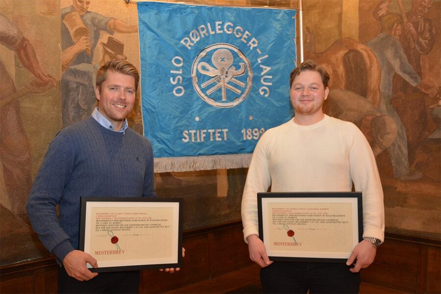 Espen Andre Rødnes, Rørpartner Varme & Sanitær AS, og Eivind A. Hammer, Assemblin, er stolte av å kunne kalle seg rørleggermestere.