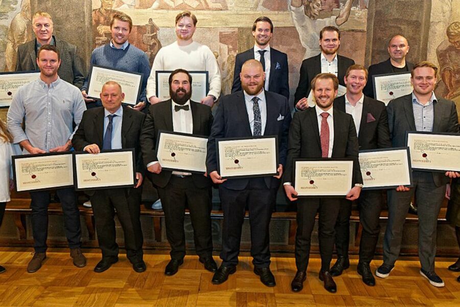 Her er de 13 rørleggermesterne samlet i laugsalen sammen med Oldermann i Oslo Rørleggerlaug, Mari-Ann Amundsen (ytterst til venstre ), og daglig leder i Mesterbrevnemda, Heidi Tveide, ytterst til høyre.