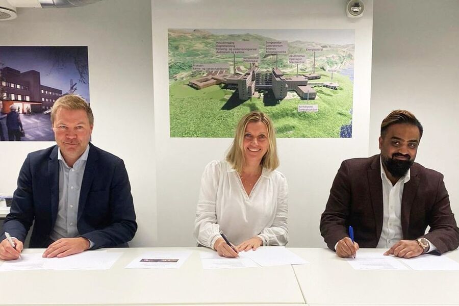 Petter Storhaug, regiondirektør for Region Midt i Bravida, Heidi Nilsen, leder av prosjektstyret for SNR og Usman Riaz, avdelingssjef i Bravida. Foto: Helse Møre og Romsdal.