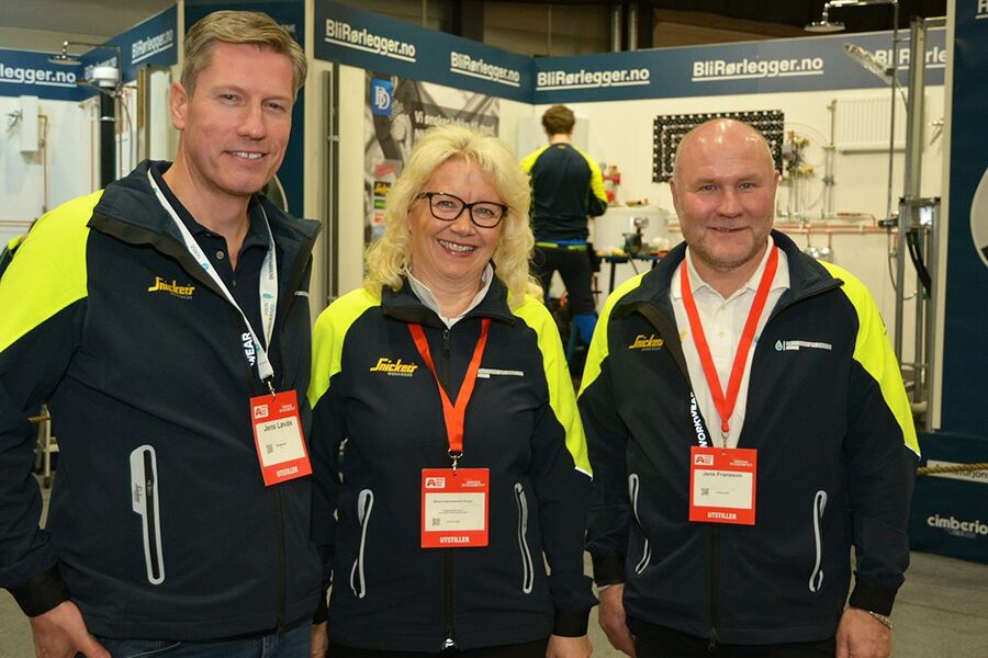 Jens Løvås, Ingebjørg Martinsen og Jens Fransson var strålende fornøyd med messedagene under Bygg Reis Deg på Lillestrøm.  Alle er enige om det dette er den beste rekrutteringsarenaen for rørleggerfaget. Her er det så mye mennesker som er innom og titter, bedre markedsføring får vi ikke noe sted, sier de samstemte. 