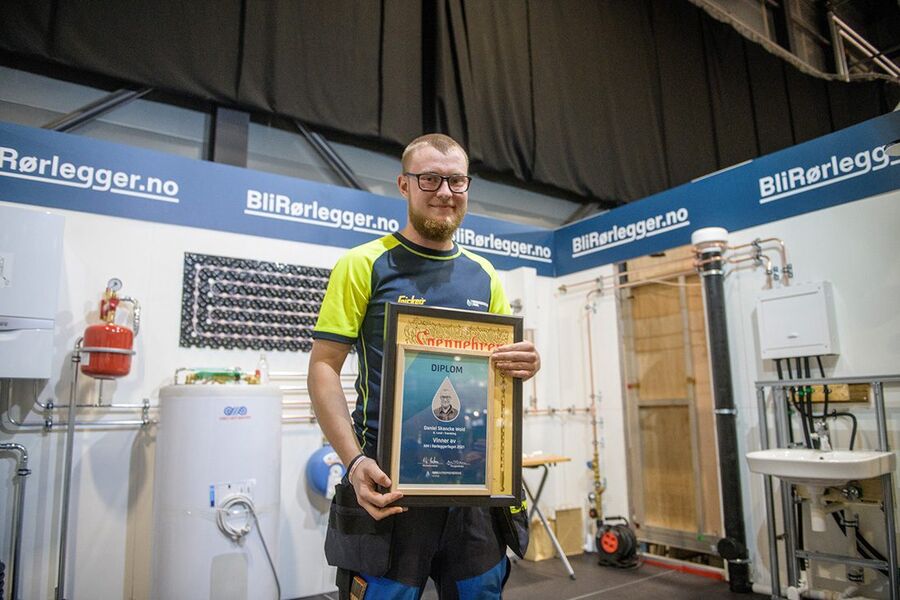 Med svennebrev og NM-gull i hånd. Daniel Skancke Wold ble den store vinneren under rør-NM.