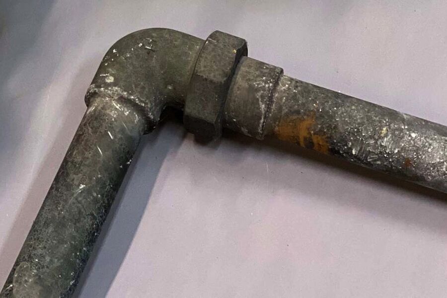 Bildet viser et tykkvegget kobberrør fra 1930-tallet, som ofte har lenger levetid enn forventet. Levetiden til støpejernsrør stemmer godt med tidligere vurderinger. Foto: SINTEF