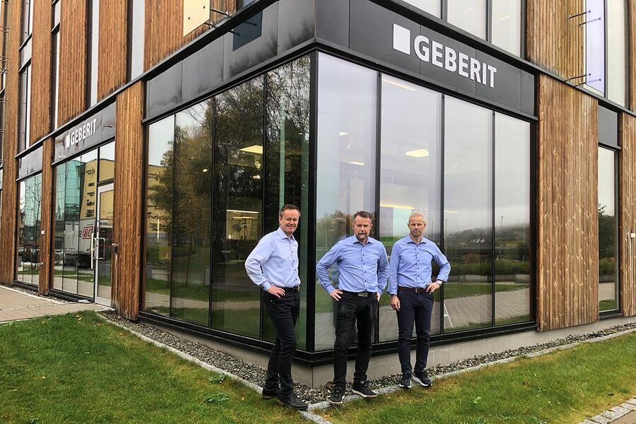 KLART FOR BESØK: Det nye showroomet er en del av Lysgården i Trondheim, og er nå klart for å ta imot fagfolk og forbrukere. Fra venstre: Christian Nordskag, Terje Ulseth, og Svein Erik Eid.