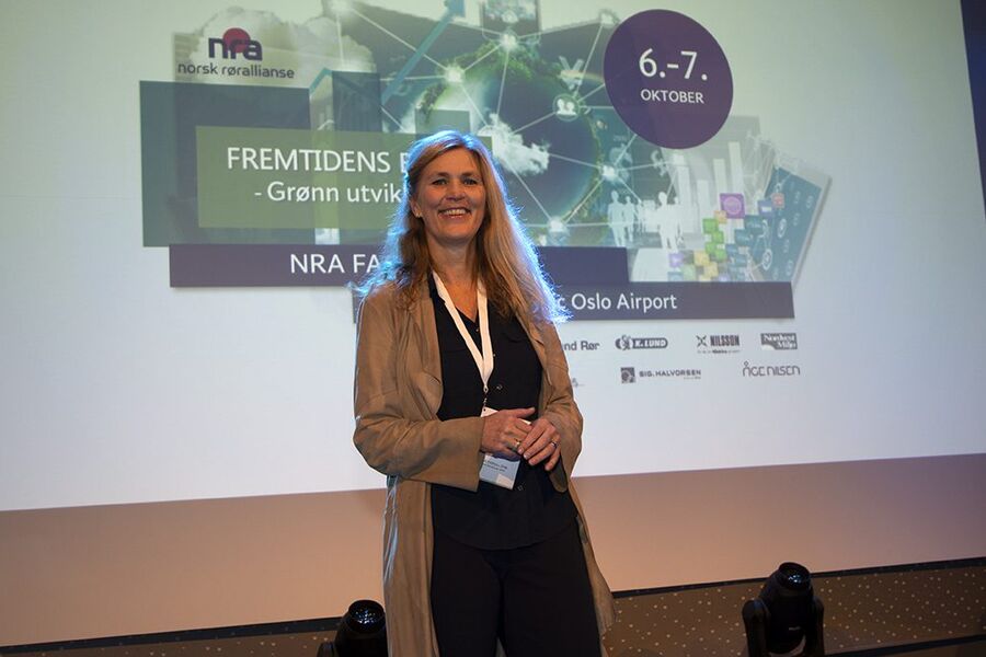 - Grønne bygg er kommet for å bli, og bærekraft og miljø blir en mer og mer viktig faktor i bransjen og samfunnet som helhet. Dette er en spennende reise som vi aktivt ønsker å ta del i. Under årets fagdager gir vi våre eiere noen knagger med inspirasjon rundt dette temaet, som de kan ta med hjem å reflektere over, sier Line Ekroll Dyb, adm. direktør i Norsk Rørallianse (NRA).