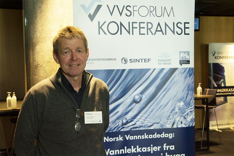 SINTEFS forskningsleder Lars-Erik Fiskum mener at vi har for dårlige statistikker over vannskadene skjer i et hjem eller næringsbygg, og hva som den egentlige årsaken. Men vi vet med sikkerhet at den største delen av skadene skyldes monteringsfeil.