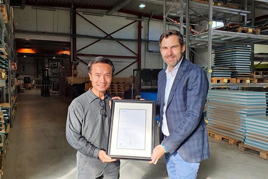Kvalitetssjef Ba Loc Nguyen, og leder for selskapet i Norge, Bjørn Osvald Skandsen Systemair Norge, med  beviset på at de nå er blitt ISO-sertifisert. Det er ledelsessystemet for kvalitet som har blitt vurdert og funnet i orden.