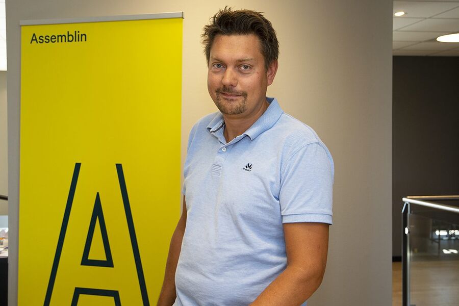 Jørn Ove Kynningsrud, prosjektleder ved Assemblin i Sarpsborg,  mener at påbud om lekkasjestoppere, rør-i-rør, tette gulvvarmeskap etc er fordyrende og uhensiktsmessige ledd.  - TEK bør revideres, sier han. 