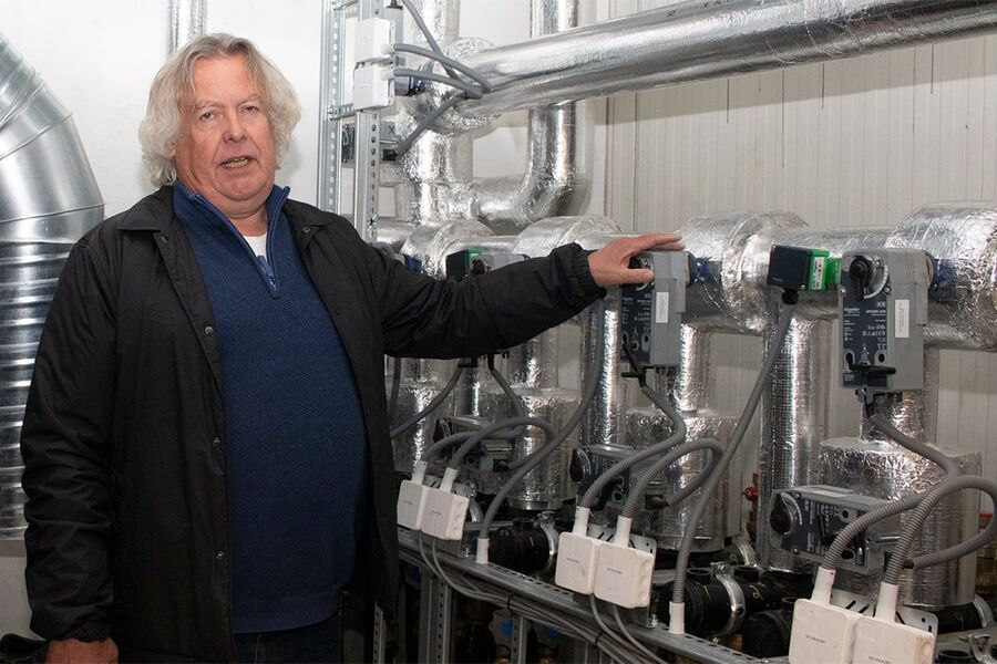 Vedlikehold og miljø sjef Geir Andersen viser hvor energien går ut av det tekniske huset og ned til lagring under parkeringsplassen.