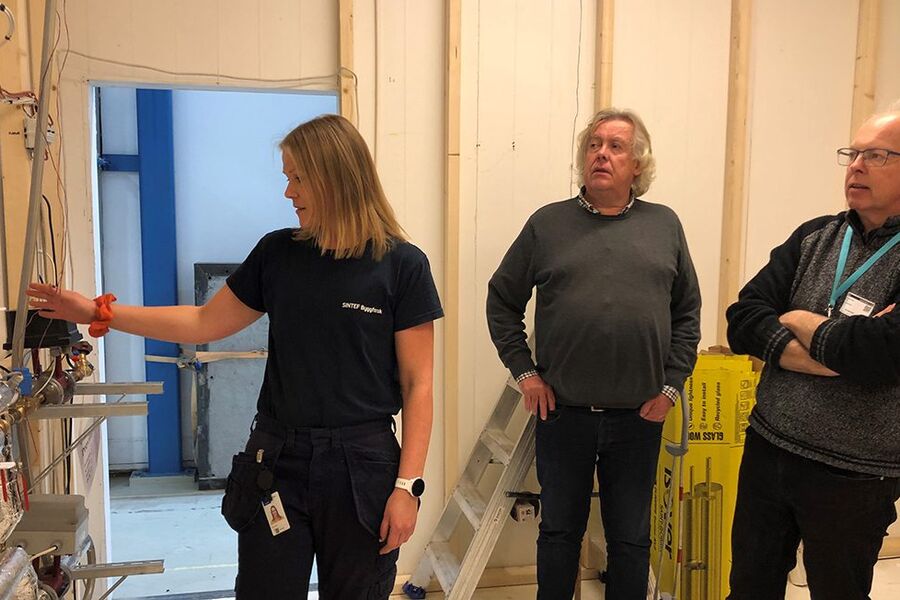 Anja Engtrø (SINTEF), Magnus Evje (Omsorgsbygg Oslo KF) og Geir Andersen (Drammen Eiendom KF) diskuterer løsninger for varmtvannsystemer. Foto: SINTEF