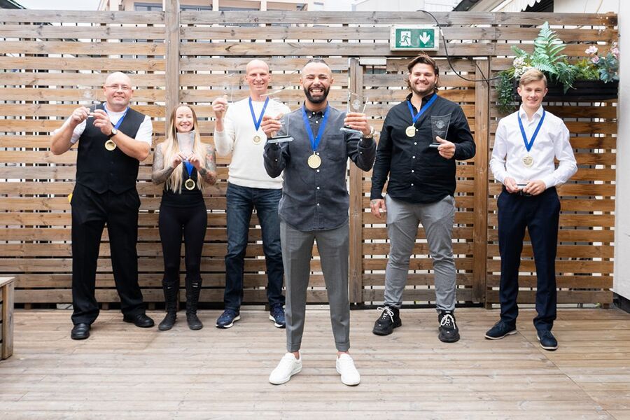 Rørleggeren, Hussein El Haddaoui gikk i går kveld til topps i den prestisjetunge ka?ringen Norges Hyggeligste Ha?ndverker. Hussein ble ka?ret som vinner blant de over 2200 nominasjonene pa? et finalearrangement pa? A?pen Scene i Oslo.