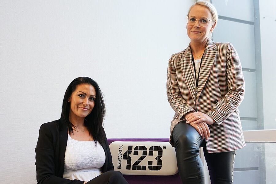 De nye medarbeiderne på Bergenskontoret til SGI Compliance er fra venstre, Linn Siri Sælemyr Mortensen og Julie Løw Sandtorv.