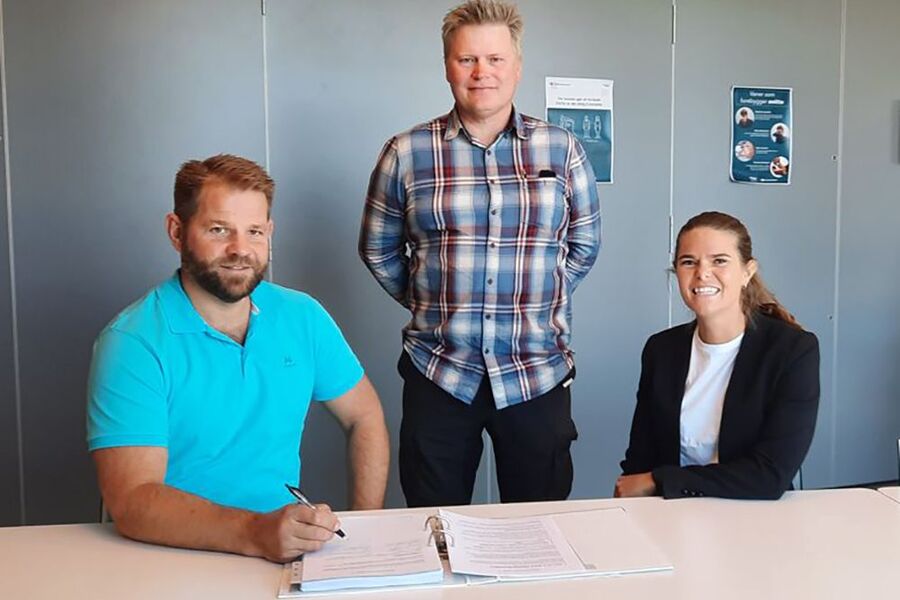 Enhetsleder for eiendom i Aurskog-Høland kommune Jahn Arvid Svensen (fra venstre), senior prosjektleder Jan Erik Tofsrud AF Energi og porteføljeleder Rikke Bjørnland i AF Energi. Foto: AF Gruppen