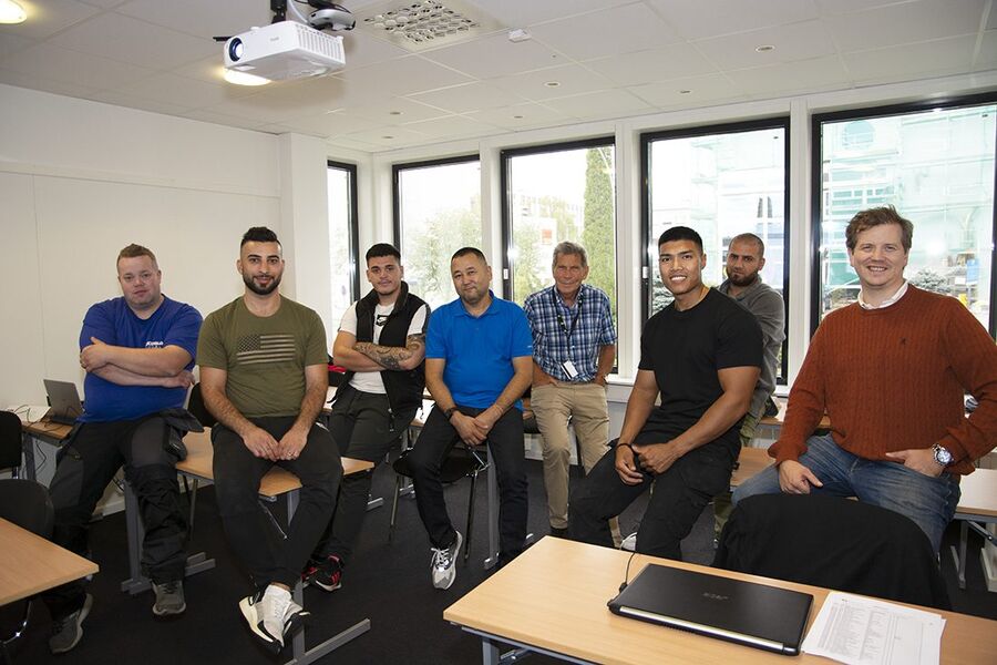 På bildet ser den første rørleggerklassen på K2 Utdanning på Bryn i Oslo. Nå har studentene vært i sving noen uker, og entusiasmen for å lære mer teori og praktisk rørleggerarbeid var stor i denne gjengen. På bildet ser vi fra venstre: Kjell Arne Wollval, Waleed Nori Toha, Idriz Balaj, Alim Abliz, foreleser Ole Larmerud, Suttisak Theinggoo, Ahmet A.Weli, og leder for K2 Utdanning i Oslo, Sandvika og Fredrikstad, Pål Christian Warhuus. 