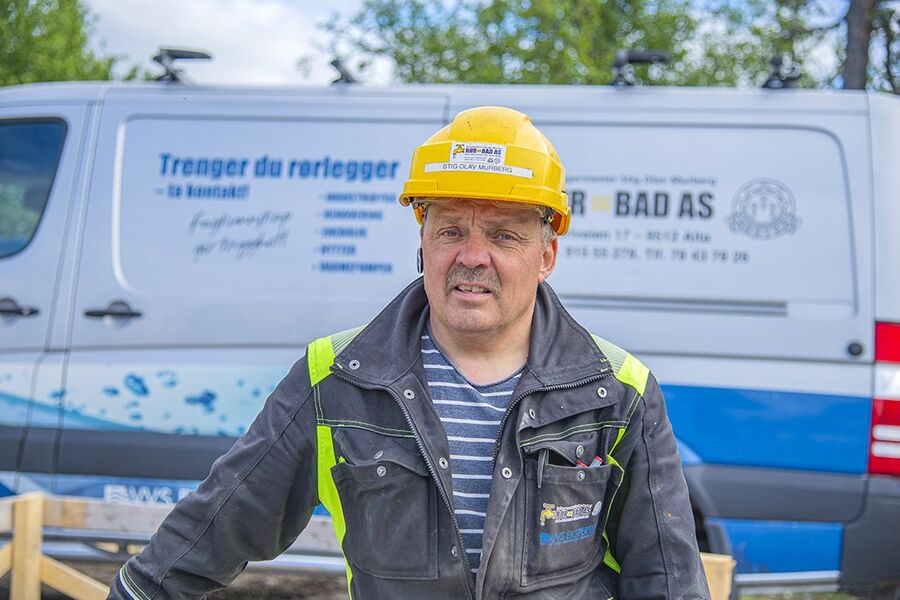 Rørlegger Stig-Olav Murberg i Rør og Bad AS i Alta, kan se tilbake på snart 40 år som rørlegger. - Jeg trives som plommen i egget  og ser for meg å stå minst ti år til i jobben. Foto: Krister Sandaker Tårn/Kronstadposten».