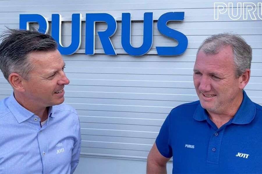 Tor Arnesen begynner som distriktsansvarlig Sør i Purus. Her i samtale med salgssjef Søren Brøndum Knudsen i Purus under dagens fredagsprat. 