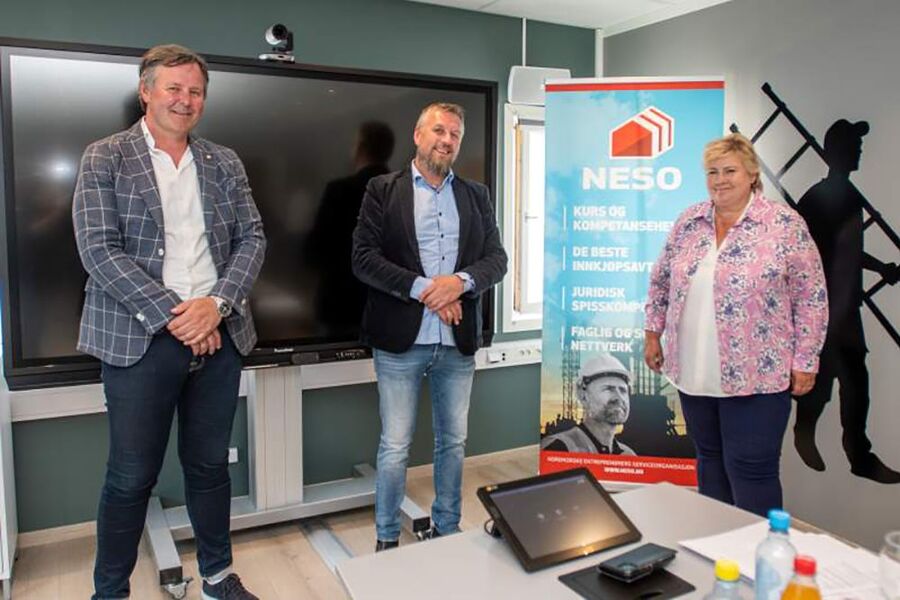 Statsminister Erna Solberg besøkte NESO nylig og da etterlyste styreleder Jørn Vidar Johansen (til venstre) og kompetanseleder Jack Johnsen svar på søknaden om Friskole.