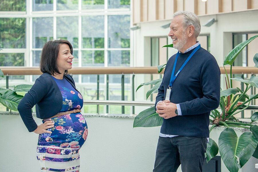 Kommunikasjonssjef i Caverion, Helene Johansen Facchini venter sitt andre barn, og vil fra 1.september overlate roret til Ole Kristian Lunde det neste året. 