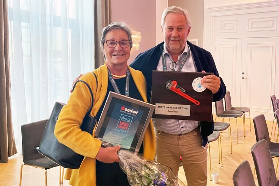 Daglig leder Bergljot Woll og direktør Georg Gran i Gran VVS er stolte over å ha mottatt hederstittelen Årets Lærebedrift 2021.