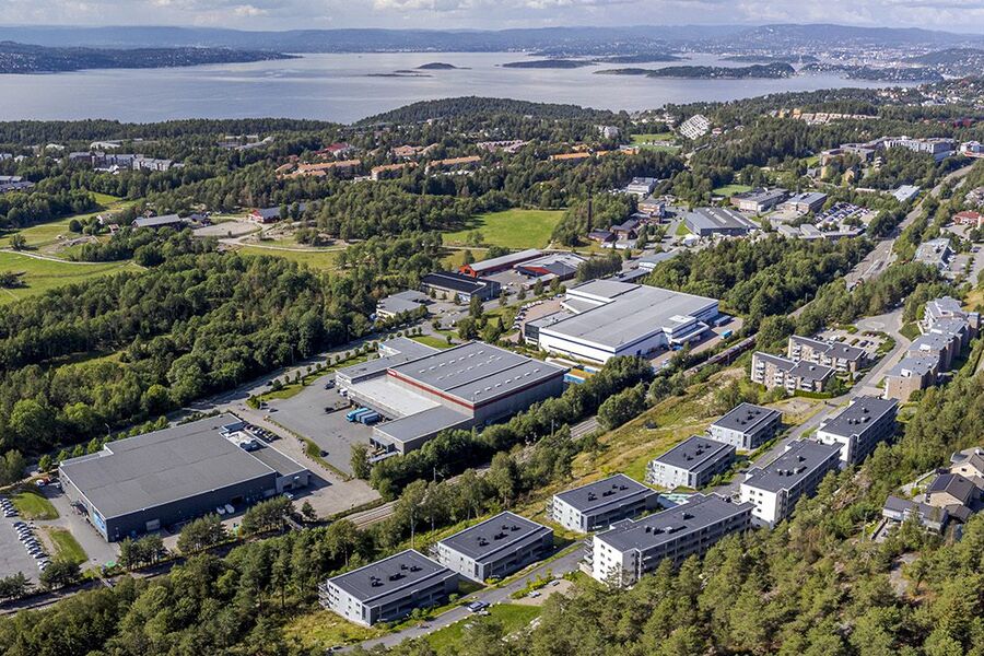 OSLO 20210811
Dronefoto: Rosenholm industriområde

Foto: Nyebilder

Bildene av Rosenholm industriområde er kun for bruk av OBOS.
Bruksrettighetene kan ikke videreselges, videreformidles eller utlånes til andre personer/selskaper for ny bruk.
Slik bruk regnes som bruk av tredjepart, og ny bruksrett må innhentes fra Nyebilder.no

Ved spørsmål kontaktes nyebilder.no v/ Thomas Bjørnflaten - thomas@nyebilder.no - tlf: 90203277