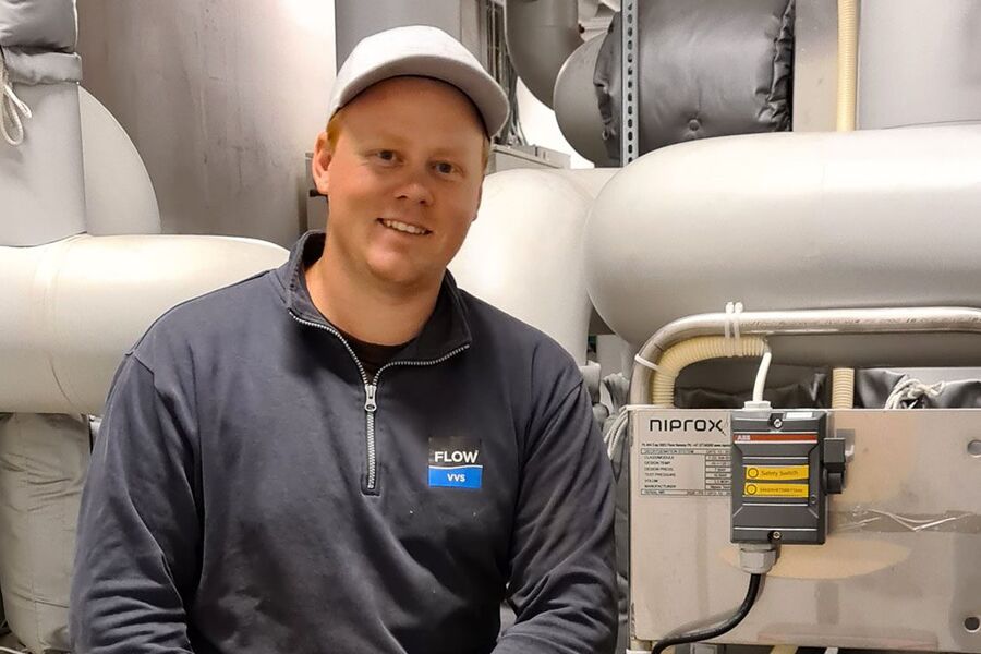 FLOW Meisingset VVS skreddersyr vedlikeholdsavtaler for alle typer byggtekniske anlegg. Her er servicekoordinator Olav Kronborg med et av Niprox-anleggene som de installerer hos kunder. Niprox-teknologien er en viktig del av FLOW Signatur-løsningen