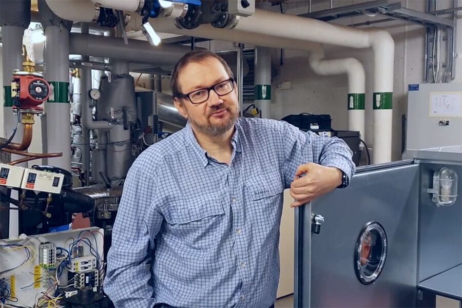 Oddgeir Tobiassen (direktør kompetanse & utvikling hos Rørentreprenørene Norge), Roy Peistorpet, (sivilingeniør/lektor Fagskolen Innlandet), på bildet, og Rune Brattland (VVS-Ingeniør/Fagansvarlig KEM Fagskolen i Agder) har utarbeidet forslag til studieplanen for fagskoleutdanningen KEM. Får de det som de vil, blir navnet endret til «VVS- og klimateknikk» fra og med høsten neste år. 