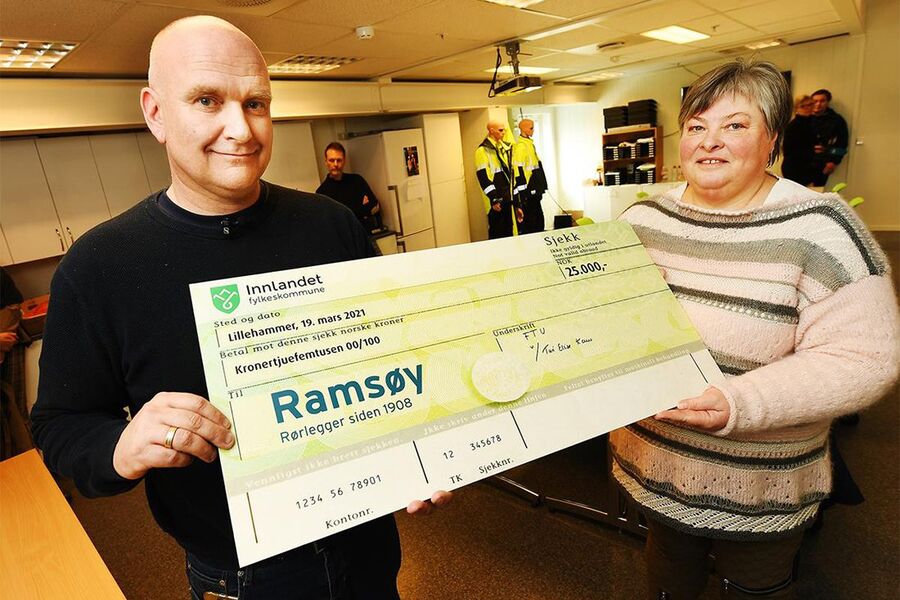 Dag Brenden mottar trafikksikkerhetsprisen fra sier Turi Elise Kaus, nestleder i trafikksikkerhetsutvalget i Innlandet fylke. (Foto: Asmund Hanslien/GD)