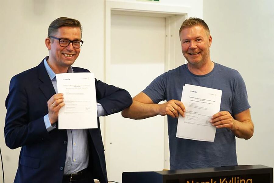 NHP Eiendoms administrerende direktør Christian Wist og Bravidas regiondirektør i Midt-Norge, Petter Storhaug skrev under overtakelsesprotokoll hos Norsk Kylling 11. juni.