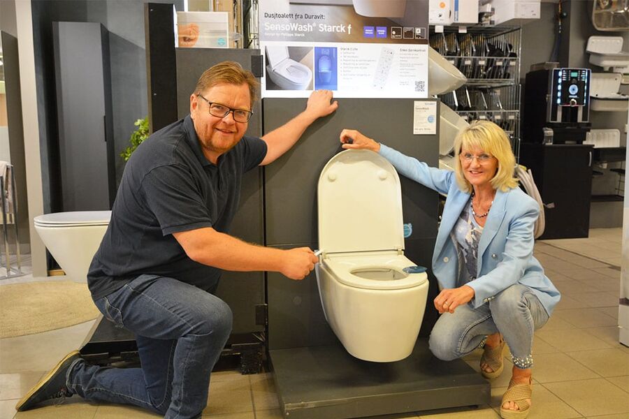 Det vegghengte hygienetoalettet «SensoWash Starck f Lite» fra Duravit er på plass hos Oslo VVS senter, og daglig leder Lars-Henrik Andresen er overbevist om at det vil bli et førstevalg for mange som skal renovere badet eller bygge nytt. Markedssjef i Duravit Norge, Anita Sagen, forteller at de har fått mange positive tilbakemeldinger fra bransjen på nylanseringen.