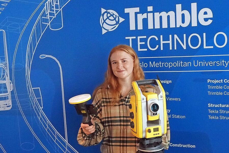 Nyutdannet byggingeniør Cecilie Erland i det nye laboratoriet på OsloMet. Nå har hun sommerjobb i Trimble. Foto: Olav-Johan Øye, OsloMet.
