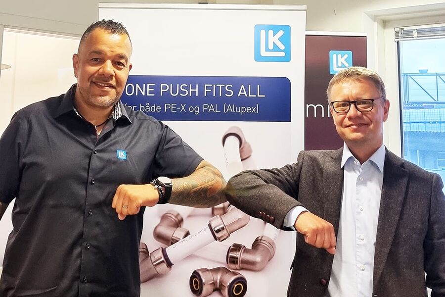 Anthoni R. Dias, salgssjef LK Systems (t.v.), og Håvard Hoff, Kategorisjef Varmetekniske VVS-produkter Ahlsell (t.h.) ser fram til å få i gang salget av LK via Ahlsell sine kanaler.