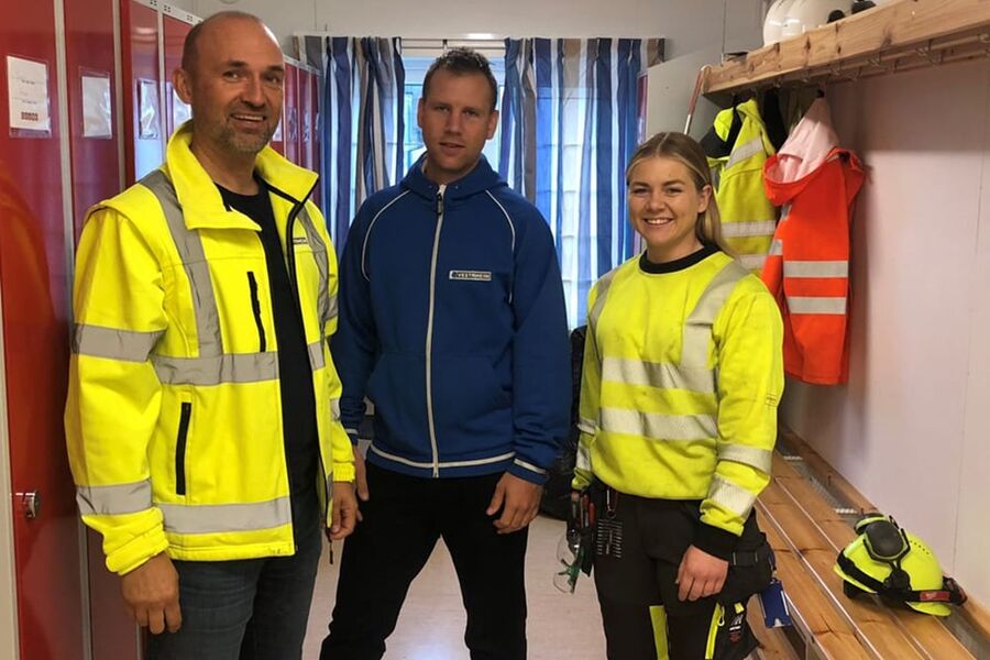 Daglig leder: Thomas Jørs, hovedtillitsvalgt Rolf Pedersen og rørlegger Helene Mikkelsen fra Chr. Vestrheim i Bergen i en av brakkene i forbindelse med bygging av Holen skole i Bergen.