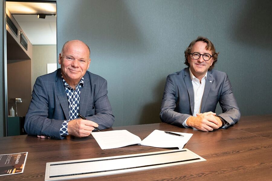 Thorbjørn Theie, VVS Norge, og Øystein Kjellsen, VB, under avtaleinngåelsen om VB Smart. 