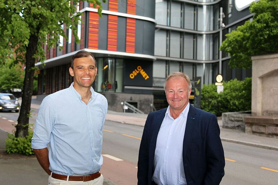 Dekan ved Fakultet for teknologi, kunst og design ved OsloMet, Carl Christian Thodesen (til venstre), og konserndirektør Bård Hernes ved Norconsults hovedkontor, ser fram til utveksling av kunnskap og praksis med den nye samarbeidsavtalen.