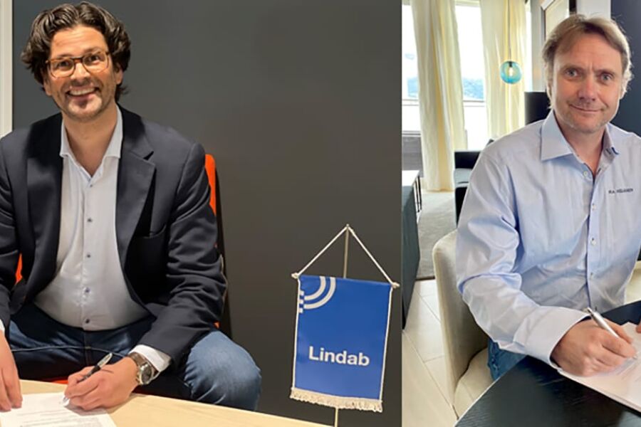 På bildet ser vi fra venstre, John Georg Storvik, Lindab AS, og Tore Helgesen, H.A.Helgesen & Sønner AS