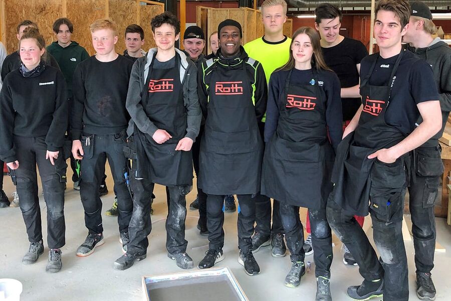 20 rørleggerelever fra Melhus vg. skole deltok på den populære gulvvarmeskolen til Roth.