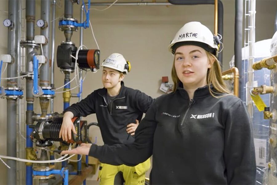 Marthe Robertsen ble rørlegger i februar, og jobber nå i Nilsson Haras, der hun var lærling. Foto: Nilsson Haras.