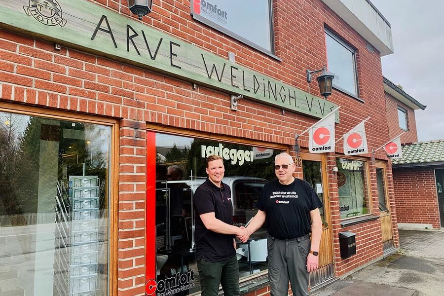 Etter mange år på Kirkenær er det slutt for rørleggerbedriften Arve Weldingh VVS. Nå tar Amundrud VVS over, og det gleder både den nye avdelingssjefen Christer Amundrud og tidligere eier Birger Weldingh. Foto: Liv Rønnaug Lilleåsen