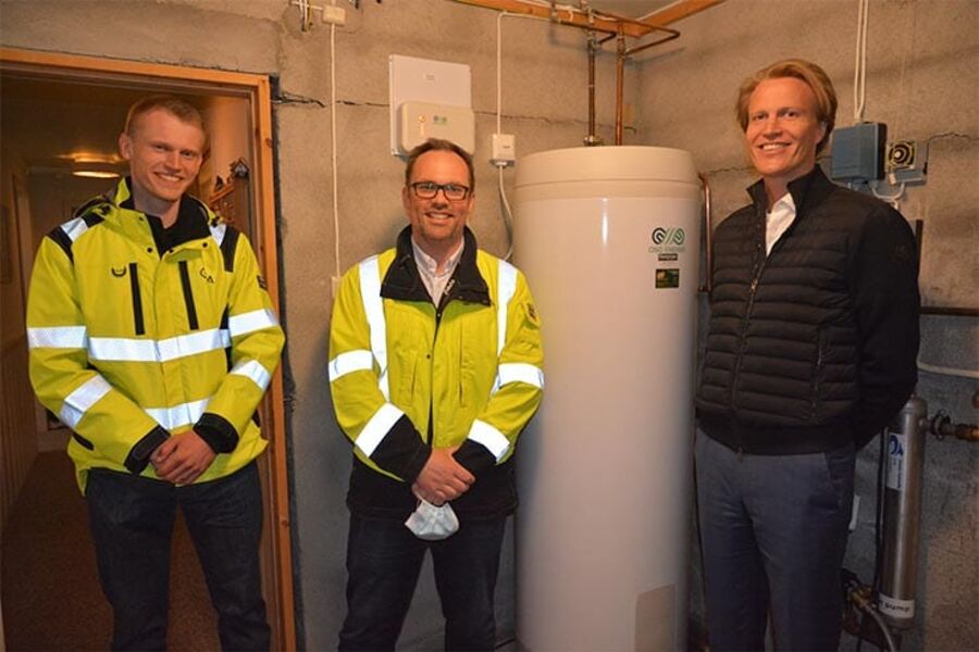 Isak Lande, og Alf Inge Tunheim fra forskning- og utviklingsavdelingen i Elvia, sammen med produktsjef Sigurd Braathen i teknisk rom ute på en av de 20 pilotstasjonene som er plassert rundt om på Biri.