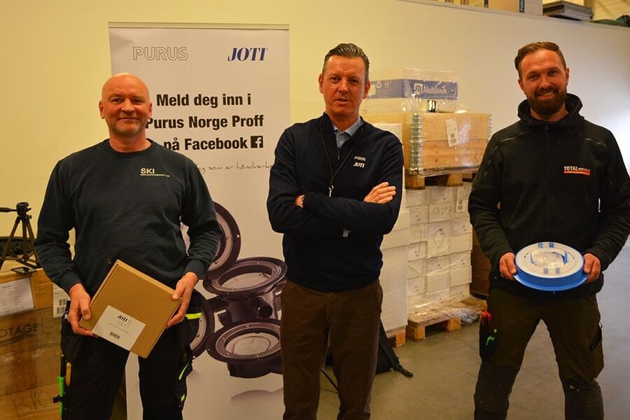 BLS Norge AS lanserer nå en ny og forbedret utgave av Joti R, hvor forskalingen er byttet ut med en blå støpemal som nå skal sitte igjen i ferdig støpt gulv. Når det støpes, hindrer et nyutviklet støpelokk betongen fra å flyte ned i malen. Produktet er utviklet i tett samspill med rørleggermestere og gir vesentlig tidsbesparelser. Salgssjef Søren Brøndum Knudsen her sammen med Anders Øverjordet, Ski Rørleggerbedrift og Atle Nilsen i Total Rørservice, forteller at produktet straks er tilgjengelig for markedet, og er ikke et øyeblikk i tvil om at dette vil bli en stor salgssuksess. 