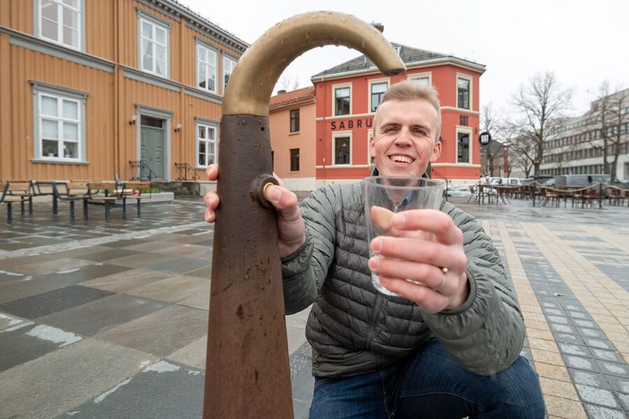 Jon Kristian Rakstang ved drikkekran på Trondheim Torg. Krana er et et kunstverk der renneløpet er formen til Nidelva. Dessverre var kranen stengt da vi møttes for å ta bilder der.