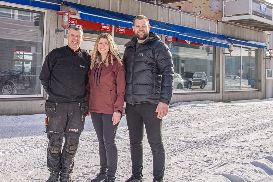 PÅ bildet ser vi fra venstre, Ruben Åsheim, Cathrine Strand Åsheim og Andreas Strand Åsheim, foran de nye butikklokalene før alt var på plass