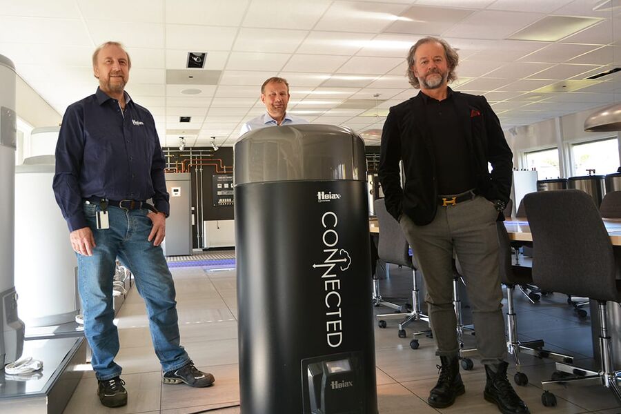 Høiax ruller ut sine intelligente varmtvannsberedere etter sommeren, som vil ta produktet til et helt nytt nivå og vil ha stor betydning for både forbrukeren og energibransjen. - Mange aktører som skal balansere nettet synes dette er et meget interessant produkt. Vi har utviklet berederen til et batteri hvor du kan lagre energien, sier teknisk sjef Reidar Olsen. kommersiell direktør Hans Wernersen og administrerende direktør Thomas Buskoven.
