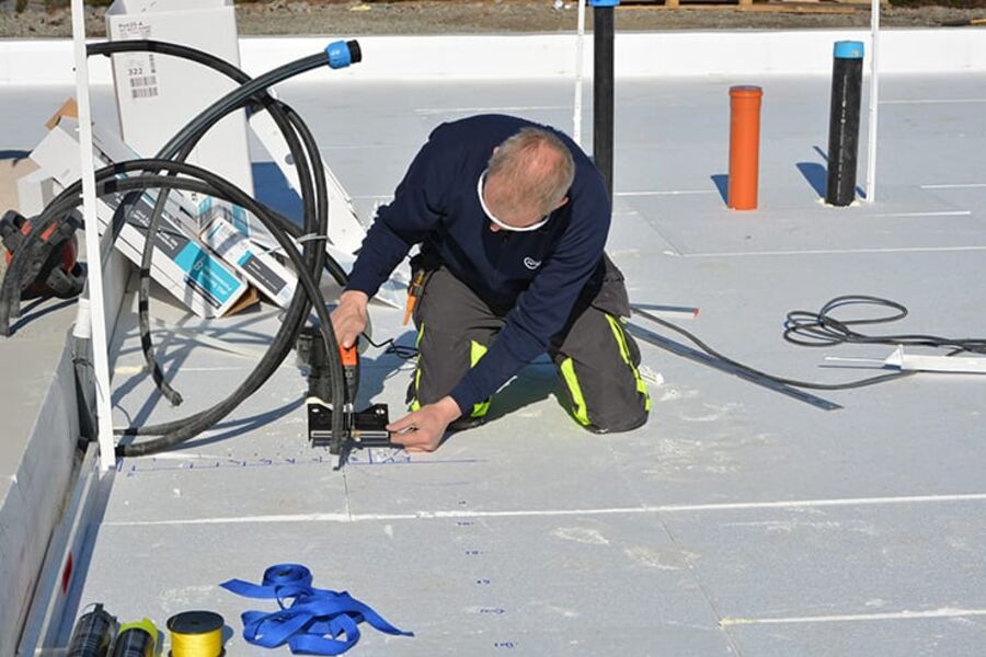 Asbjørn Rugnes i gang med slissingen i isoporen. - Denne maskinen gjør det svært effektivt å gjøre jobben, sier Asbjørn Rugnes. 