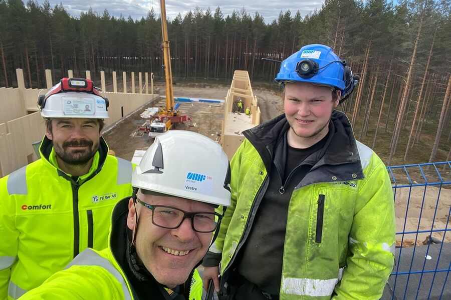 Her ser vi fra venstre, anleggsleder Mirko Jaeski, prosjektleder Atle Roaldstveit, og bas Gard Aspen Løkken fra YC Rør på byggeplassen i Magnor.  Vi veldig stolte av å kunne få jobbe med et slikt type prosjekt, selv om det er ytterst krevende og utfordrende på mange plan. Men det vokser vi som bedrift på, og tilegner oss uvurderlig kunnskap som vi garantert vil få bruk for i fremtiden, sier prosjektleder Atle Roaldstveit. 