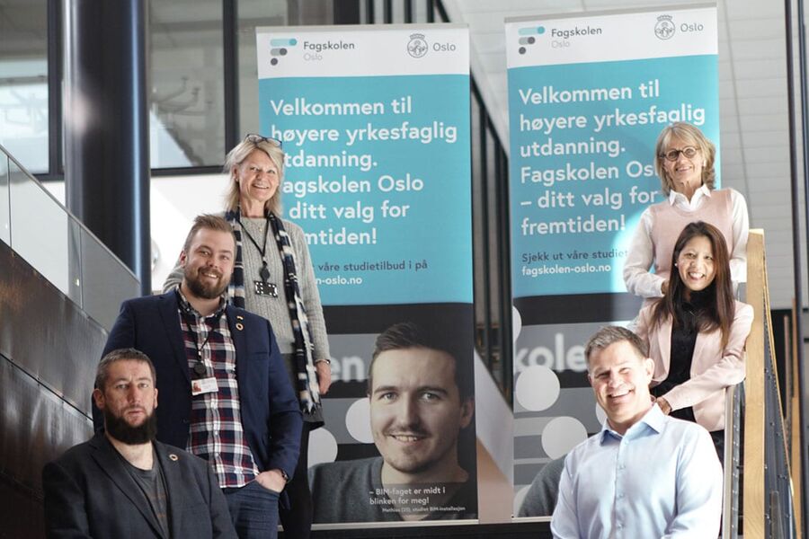 På bildet til venstre ser vi: Lasse B. Kristensen, prosjektleder/lærer, Den digitale fagarbeider, Fagskolen Oslo, Preben Haugen, avdelingsleder bygg, BIM og KEM, Fagskolen Oslo og Anne K. Eggen Lervik, utviklingsleder, Fagskolen Oslo

Høyre rekke (fra nederst):Sjur Kjos Sørensen, leder for VVS Norge Akademiet, VVS Norge, Lyna Tran, direktør for strategi og forretningsutvikling, i VVS Norge, og Kirsti Andresen, rektor, Fagskolen Oslo.