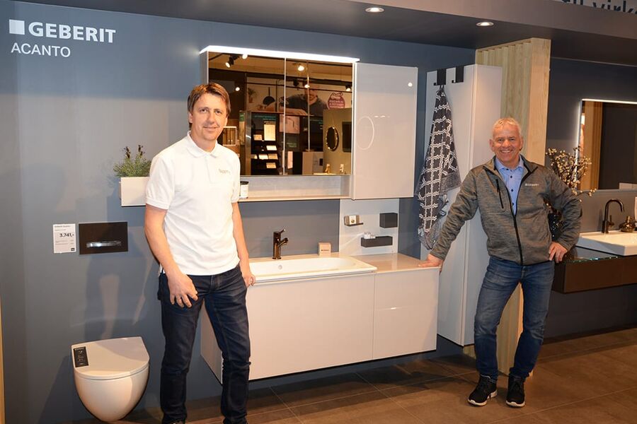 - Vi skal ligge i front både på kunnskap, kvalitetsprodukter, design og løsninger  og ikke minst god service. Derfor er  samarbeidet med Geberit viktig for oss. Med disse baderomskonseptene er vi blitt en enda mer komplett baderomsleverandør, sier Bademiljø Sørlandsparken Rør i Sør daglige leder Svein Erik Aamodt ( t.v). Geberits distriktsansvarlige Tom Arne Endresen gleder seg på sin side stort over at Kristiansand-bedriften er blitt et viktig utstillingsvindu for regionen.  Dette er et samarbeid alle parter nyter godt av, sier han. 