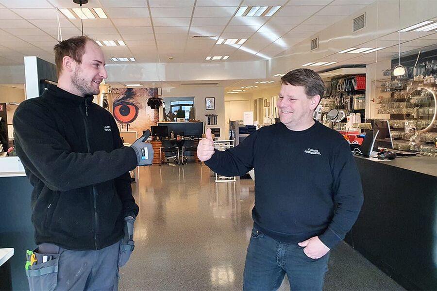 Lærling Marius Henriksen og opplæringsleder Hans Martin Hansson i Larvik Rørhandel synes det er stor stas at bedriften er nominert til Årets Lærebedrift 2021.